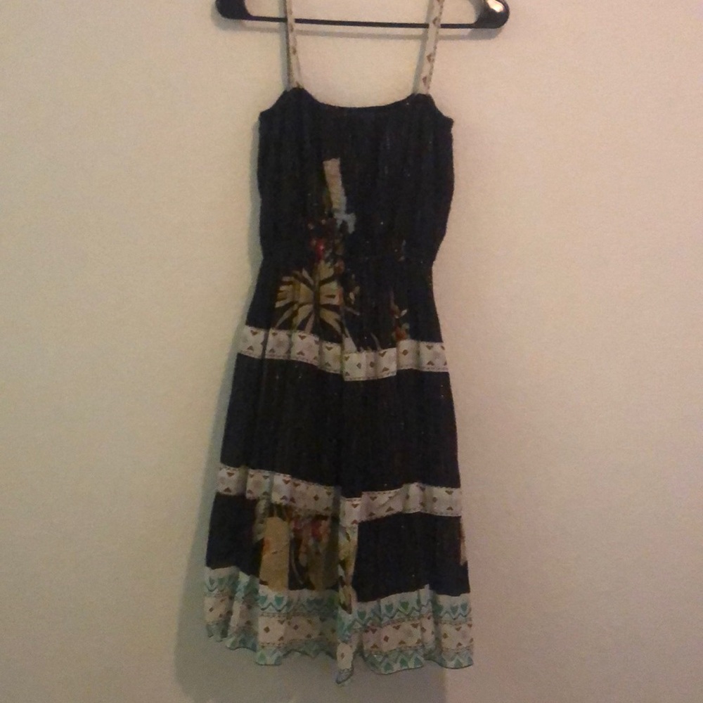 Mid length flowy dress, size small fits up to large